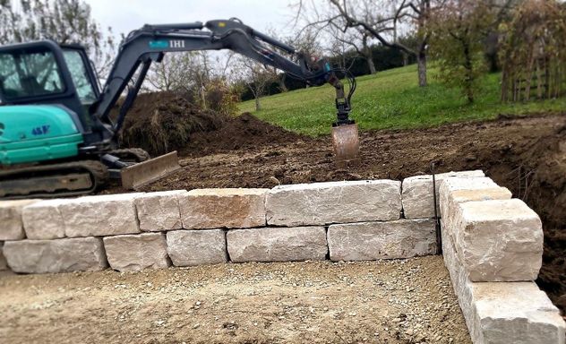 Stützmauer zur Schaffung unterschiedlicher Ebenen in einem Garten in Nürtingen