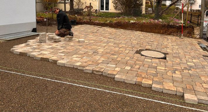 Arbeiter verlegt Mehrformat-Betonpflaster in Stuttgart