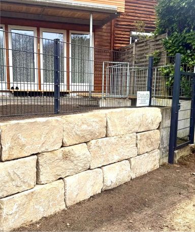 Stützmauer mit Doppelstabmattenzaun in Nürtingen