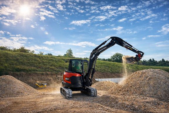 Bagger beim Verteilen von Schotter im Garten- und Landschaftsbau in Nürtingen