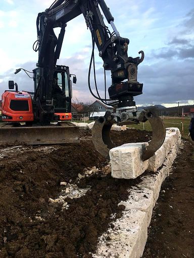 Grundstückseinfassung aus Natursteinen in Bad Urach
