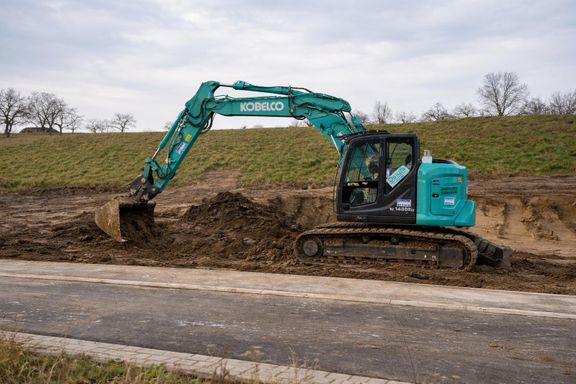 Bagger an Baugrube im Garten- und Landschaftsbau in Nürtingen