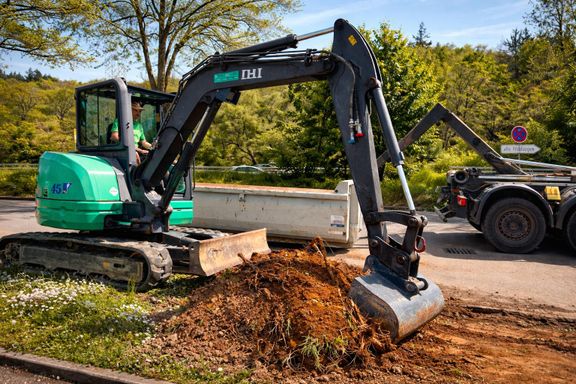 Bagger beim Aushub auf LKW laden