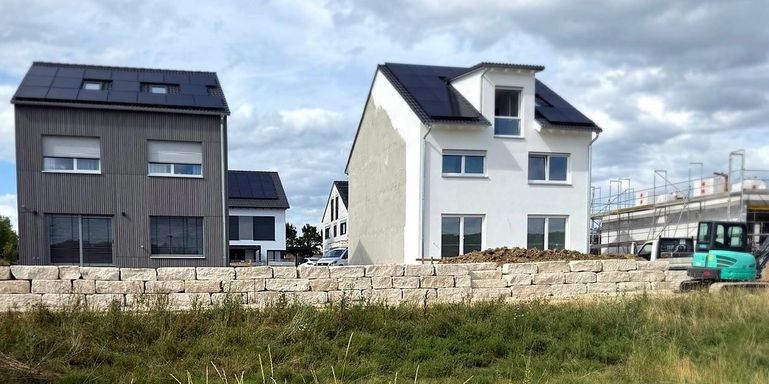 Stützmauer und Grundstückseinfassung aus Naturstein  an drei Häusern durchgehend in Nürtingen