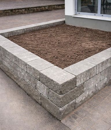 Betonmauer, Beeteinfassung aus Betonstein in natursteinoptik